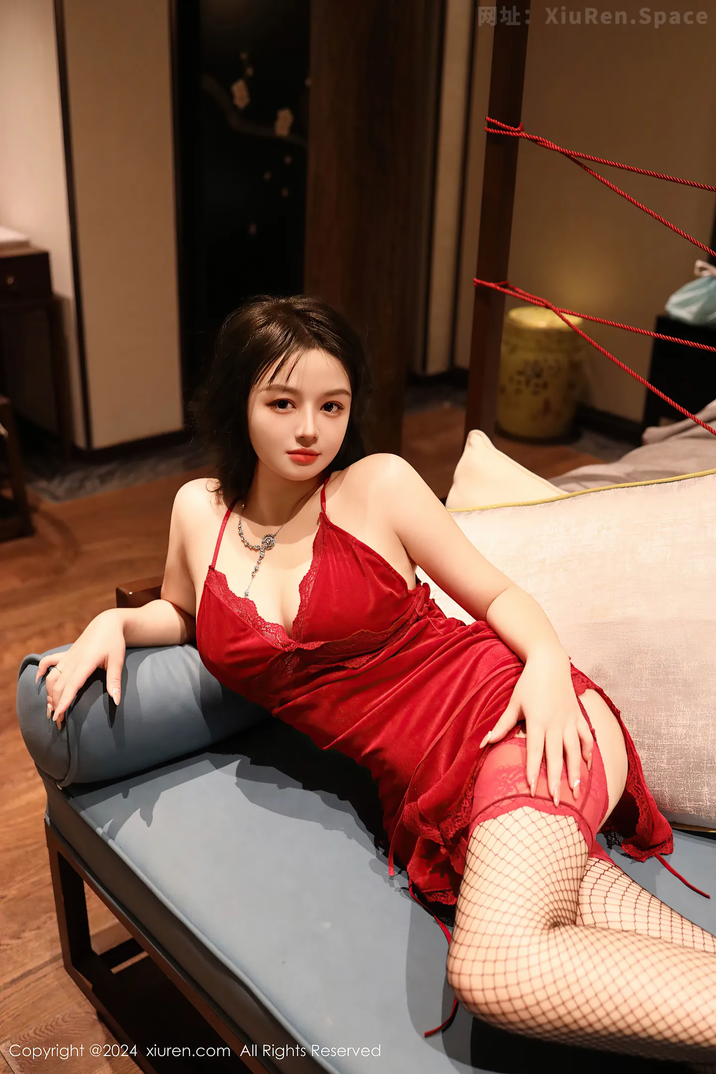 图片[2]-[XiuRen秀人网] VOL.9461 模特沈思怡私房性感红色吊带睡衣配黑丝网袜秀豪乳翘臀诱惑写真59P-秀人网官方网站